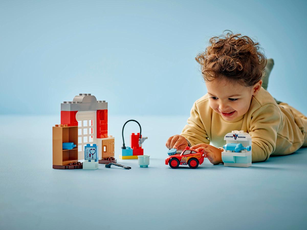 LEGO DUPLO Disney McQueens besök i Docs garage 10456