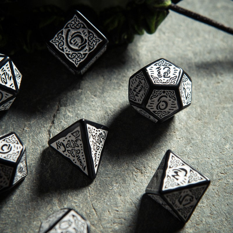 Q Workshop - Celtic 3D Revised Black & white Dice Set - Tärningar