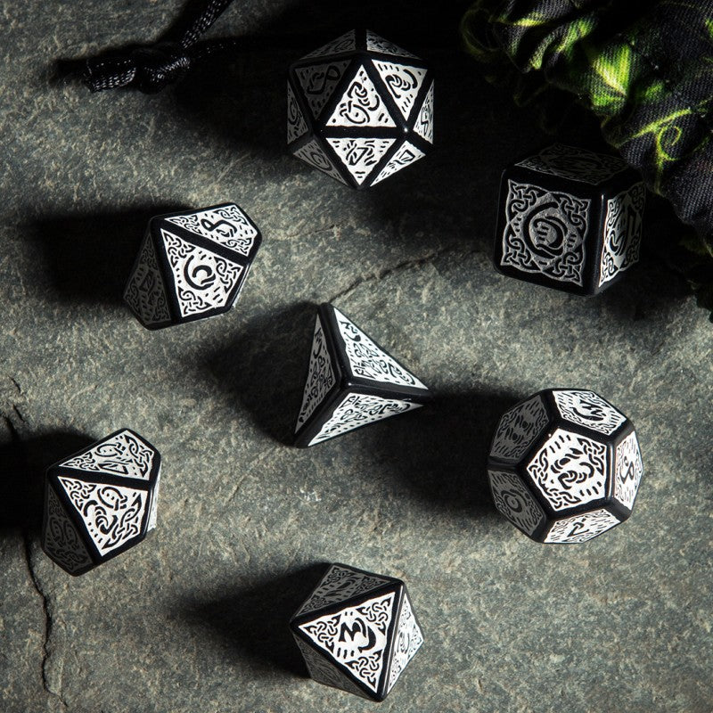 Q Workshop - Celtic 3D Revised Black & white Dice Set - Tärningar